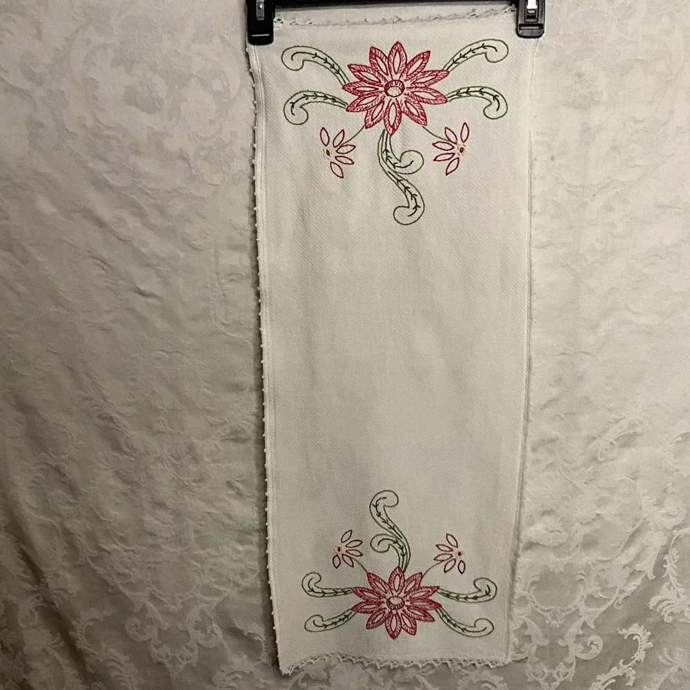 Vintage Embroidered Table Runner White‎ Red Floral Crochet Edge Kitchen Dining